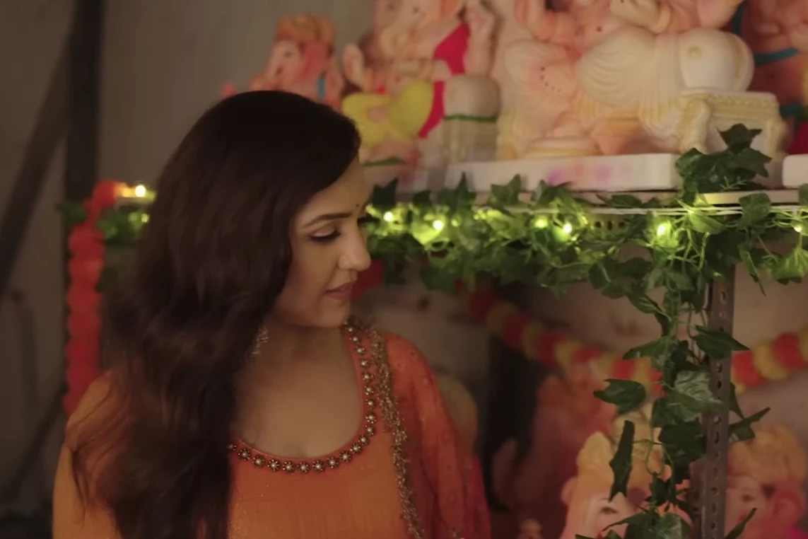 Neeti Mohan full look with long layered waves at the Ganpati mandap