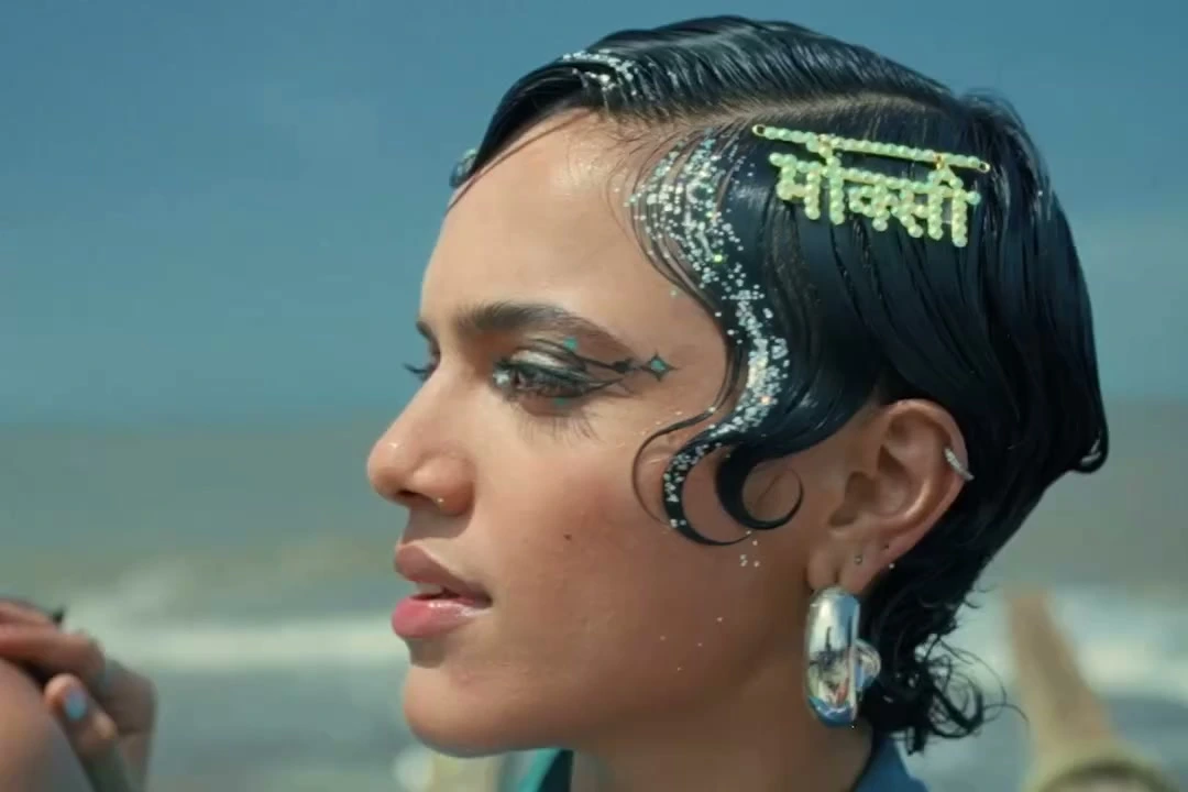 Sculpted finger-wave with lettering set into the hair, Moxie campaign