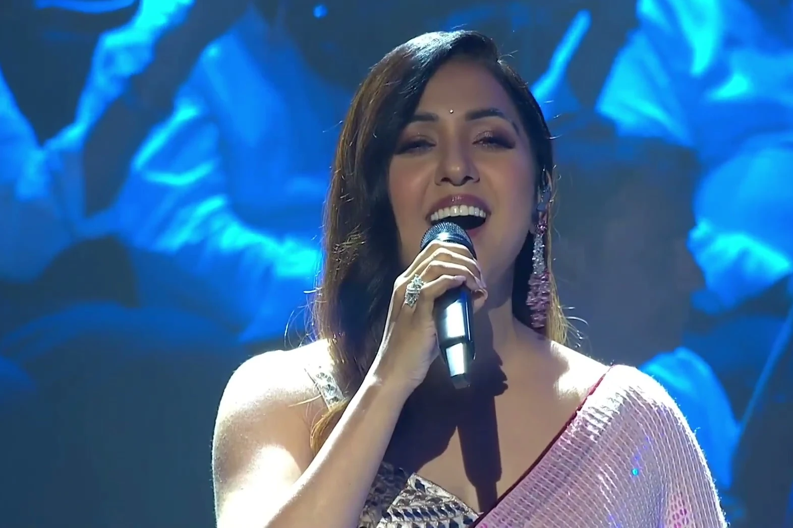 Neeti Mohan performing, long straight hair with a centre parting, Naam Reh Jayega