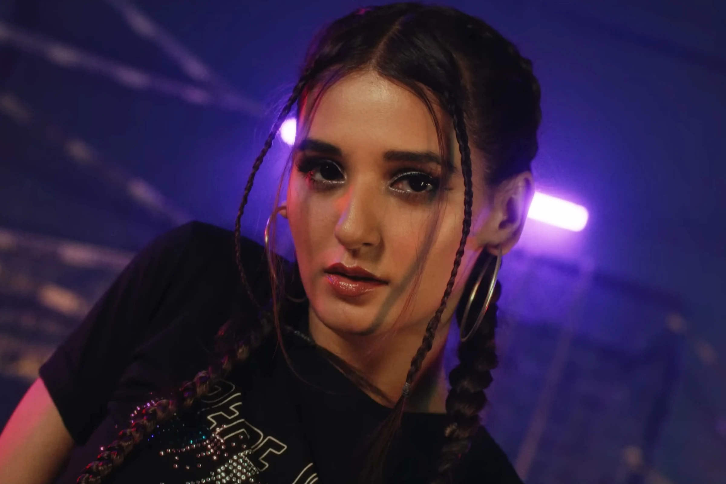 Shakti Mohan in Yaar Gawache, braided hair